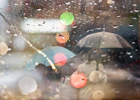 唯美雨天意境句子（一个人听雨的有意境的短短句）