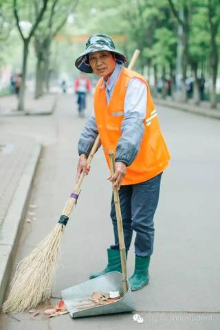 凌晨的清洁工作文（无私奉献的清洁工优秀）