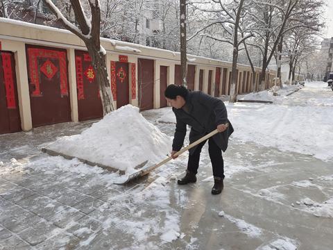 老人打扫小区寒冷天气作文（冬天路灯下扫雪的老奶奶精选）