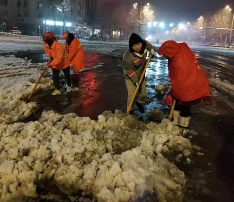 环卫工人铲雪细节作文（下雪天的环卫工人满分）