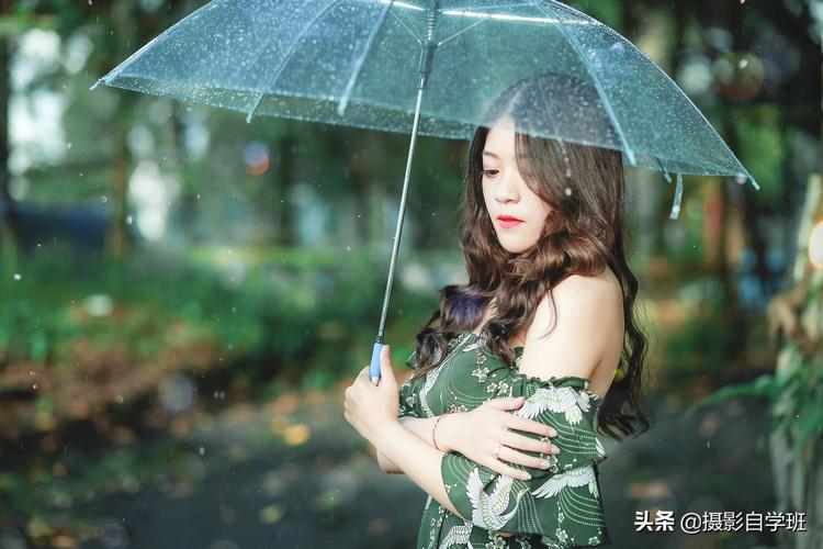 唯美短句润湿了心灵，雨声点点滴滴留下思念。
