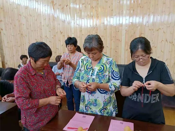 给我编一篇幸福的作文（《用一针一线织出美好
》）