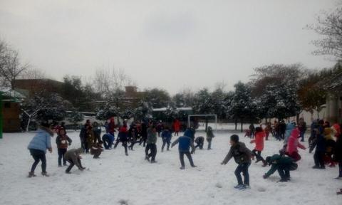 二年级堆雪人打雪仗看图写话（四年级作文打雪仗精选）