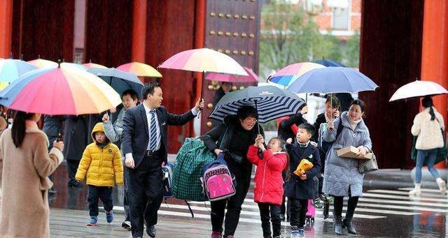 雨中的感动作文700字初中（令人感动的雨中一幕的优秀）