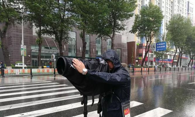 暴风雨中妈妈抱着小女孩作文（瞬间的感动满分）