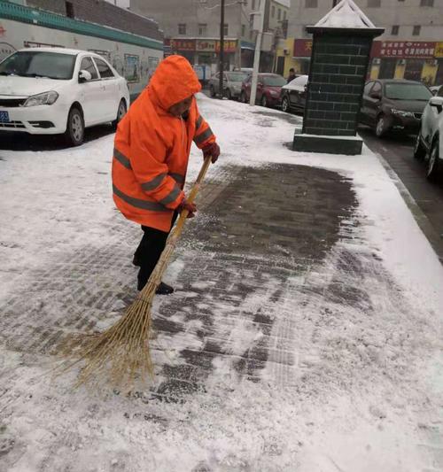 扫雪的环卫工人作文（环卫工人铲雪细节优秀）