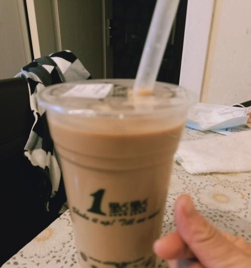 有关关于秋天第一杯奶茶朋友圈的句子（秋日初醇，杯奶茶）