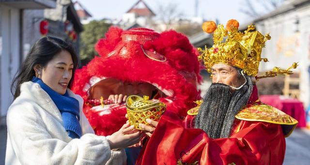 正月初五迎财神朋友圈说说（拜年迎神|迎财神，迎来好运|幸福）