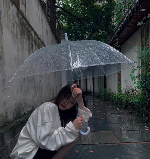 适合下雨天发的朋友圈 雨天经典句子（这个雨季，听听我心里的声音）