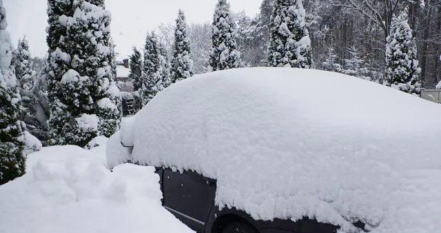 有关看到第一场雪的心情说说的短句（《初雪心韵》）