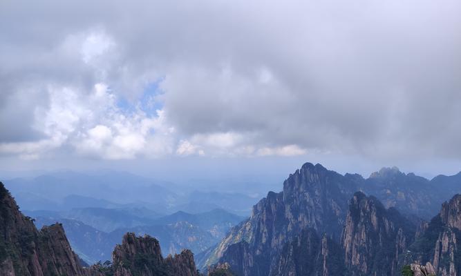 以黄山为主题的作文（《黄山奇妙之旅——跟随小伙伴们的足迹感受大自然的美好》）