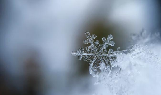 有关适合下雪发的朋友圈的句子搞笑（银装素裹，唯美下雪朋友圈）