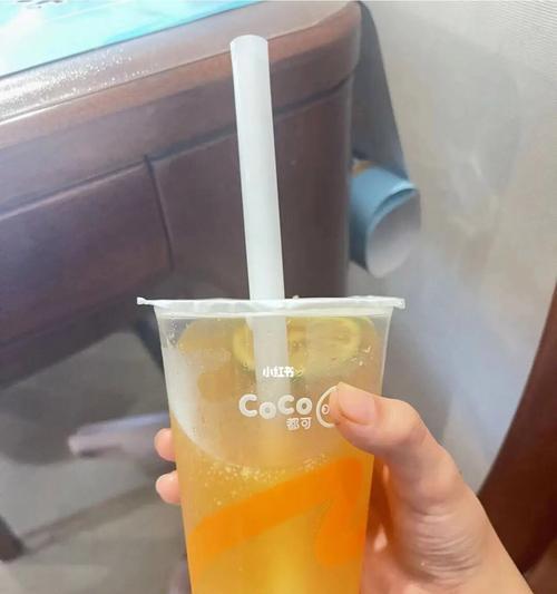 秋天第一杯奶茶的简短走心文案（2024秋天的杯奶茶）