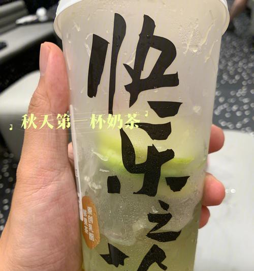 关于秋天第一杯奶茶说说（味觉与感官的碰撞）