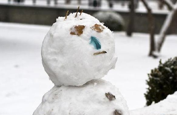 有关下雪天朋友圈配图说说的句子怎么写（雪天中的美丽时刻）