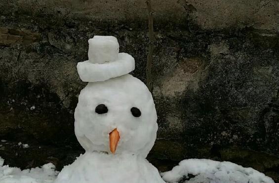 有关下雪天朋友圈配图说说的句子怎么写（雪天中的美丽时刻）