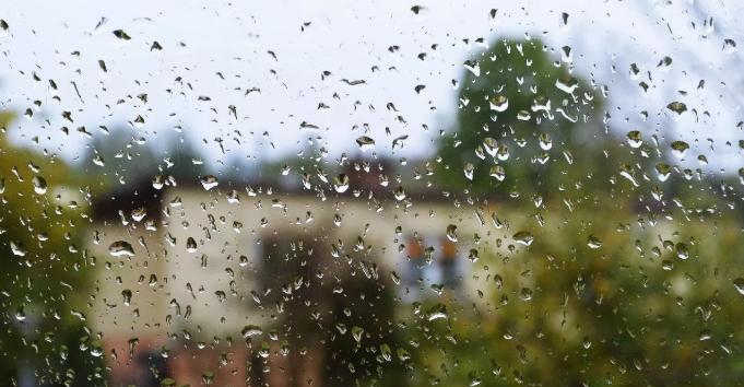 下雨天的心情朋友圈该怎么说（清雨洒心间，朦胧似水墨画）