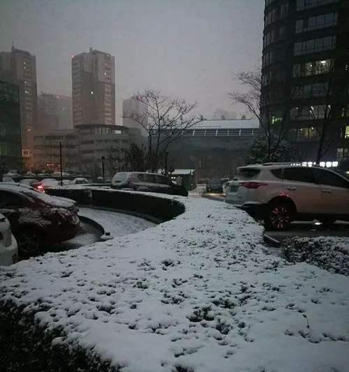 有关入冬第一场雪怎么发朋友圈说说的短句子（入冬第一场雪怎么发朋友圈说说）