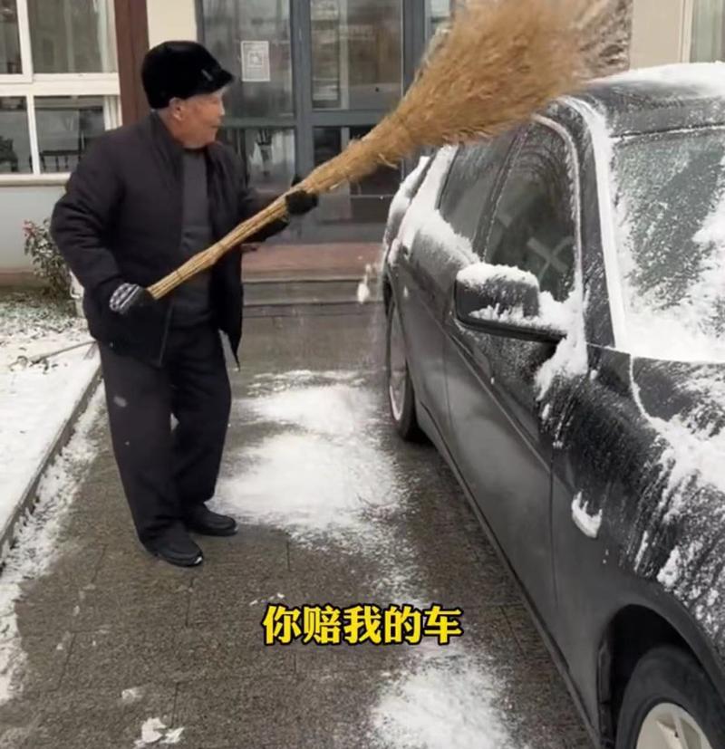 以扫雪的老人为话题的作文怎么写（《坚守岁月的扫雪老人》）