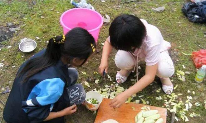 有关难忘的野炊的作文怎么写（《美好回忆——和小伙伴们一起的难忘野炊》）