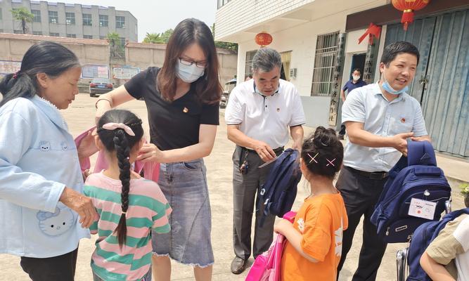 有关给留守儿童送温暖唯美句子的短文的句子怎么写（向留守儿童送去温暖的爱）