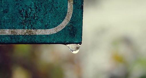 有关下雨的朋友圈怎么发（朋友圈下雨经典语录）