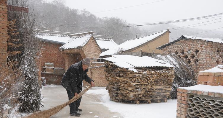 以扫雪的老人为话题的作文怎么写（《雪中故人》）